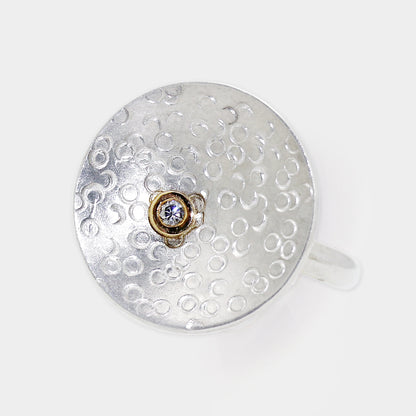 Silberring mit strukturierter Scheibe und Brillant