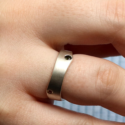 Wellenring mit Saphiren und Turmalinen