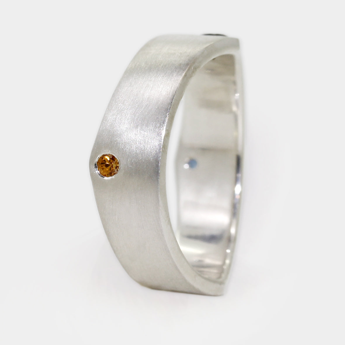 Wellenring mit Saphiren und Turmalinen