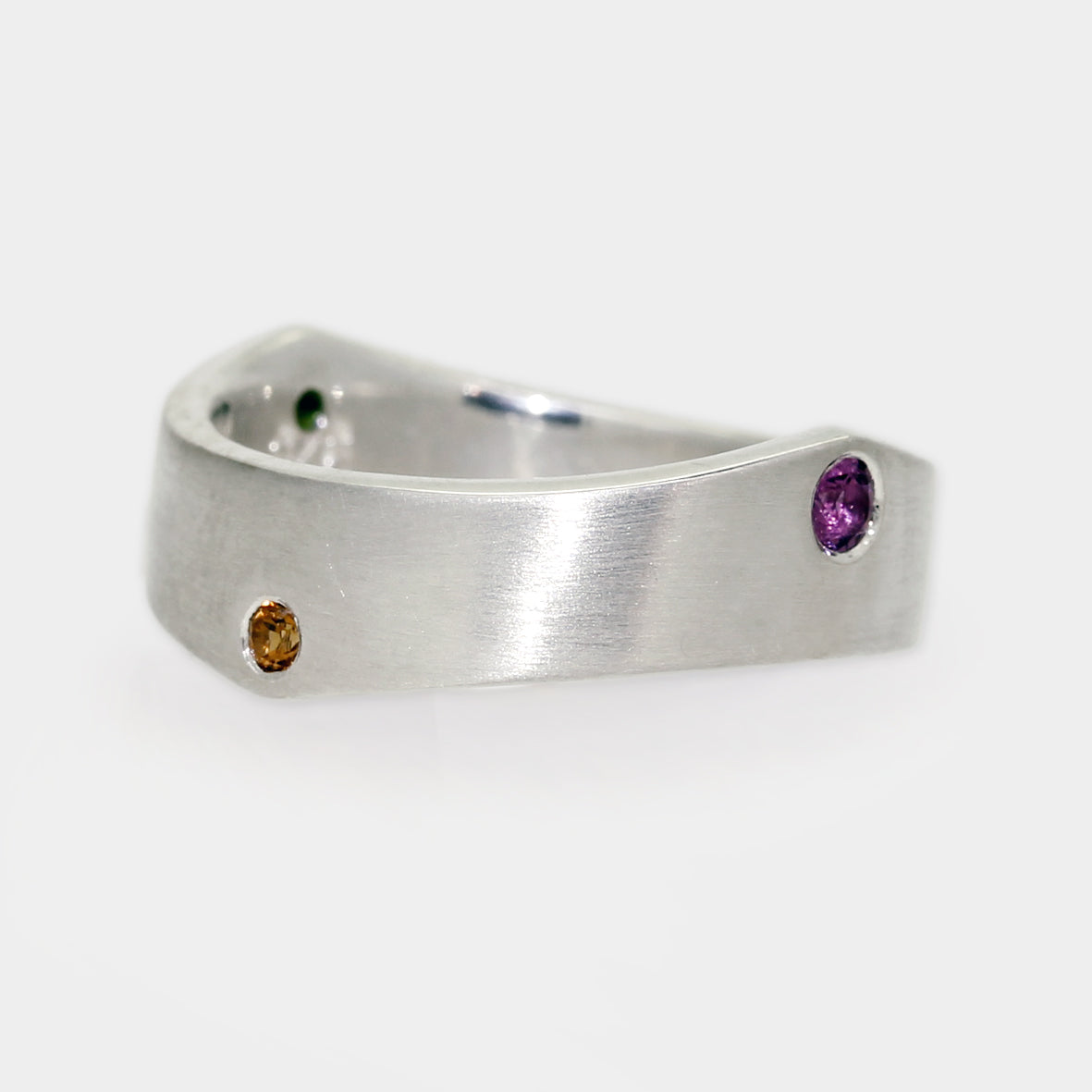 Wellenring mit Saphiren und Turmalinen