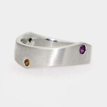 Wellenring mit Saphiren und Turmalinen