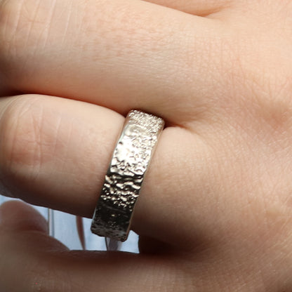 Stark strukturierter Bandring