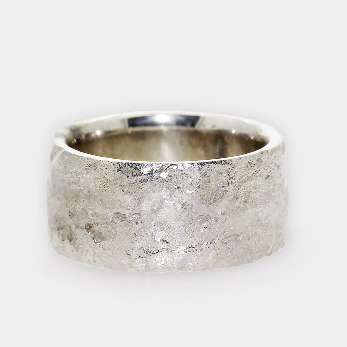 Stark strukturierter Bandring