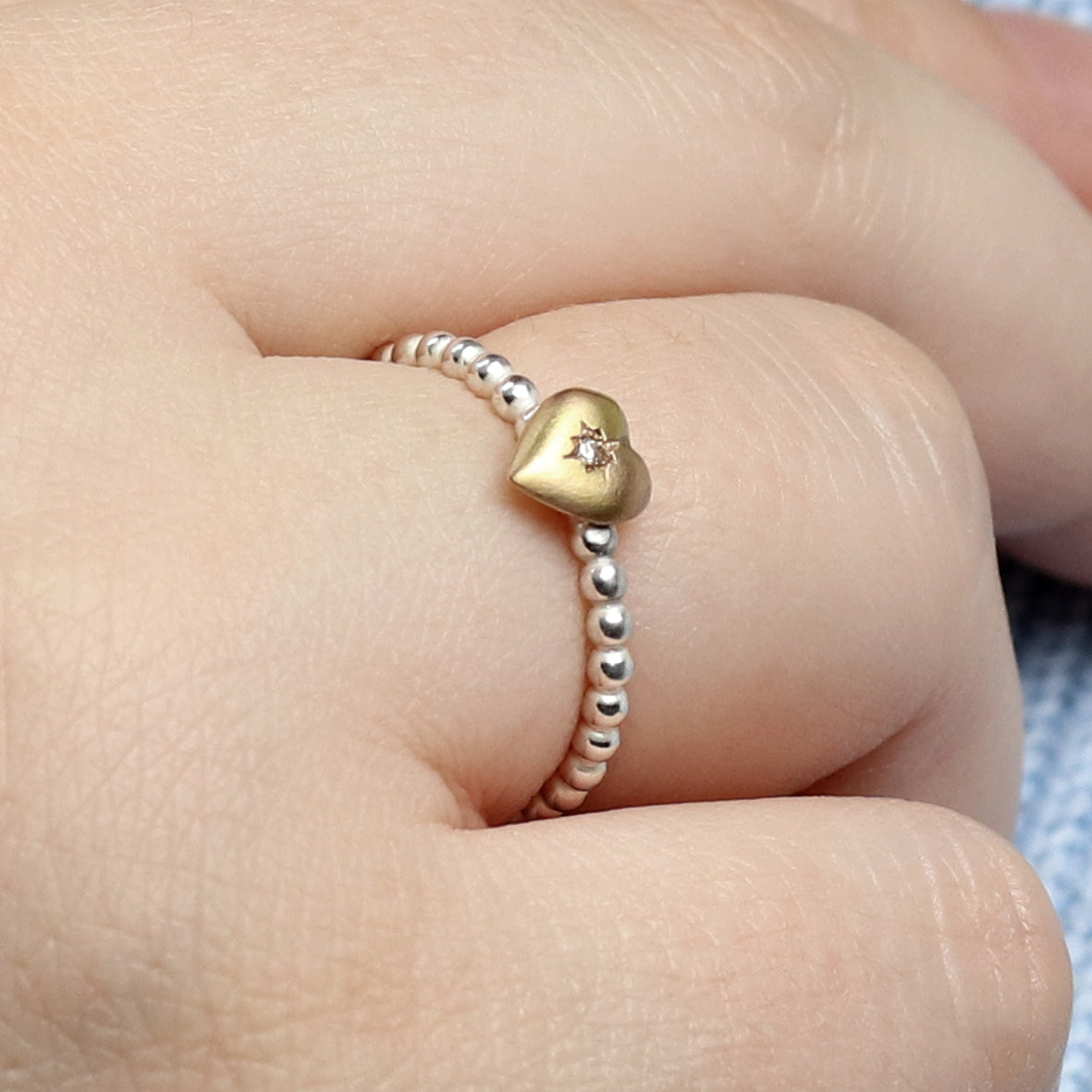 Kugelring mit Brillant im Herz