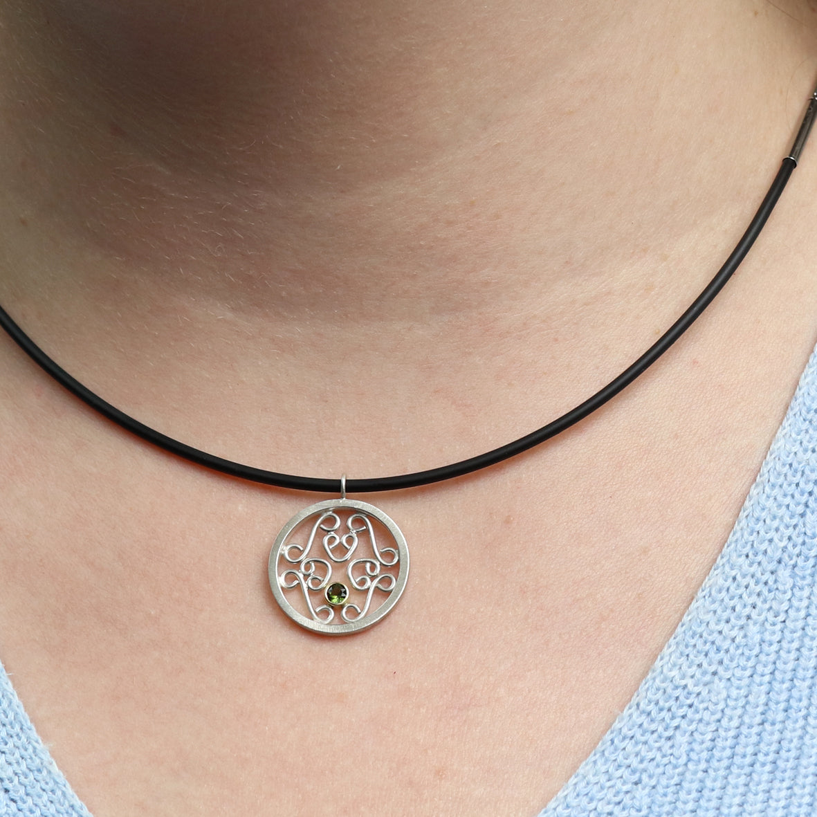 Silberanhänger mit Filigraner Ornamentik und Turmalin