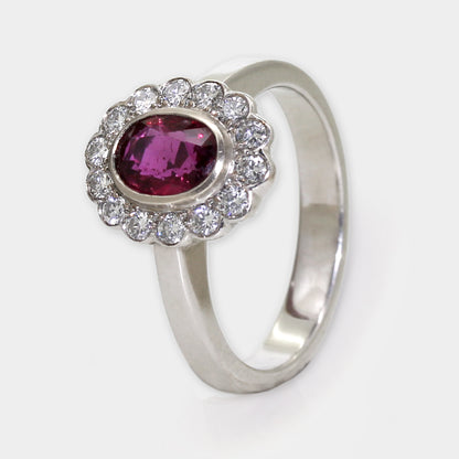 Weißgold Rubinring mit Brillanten