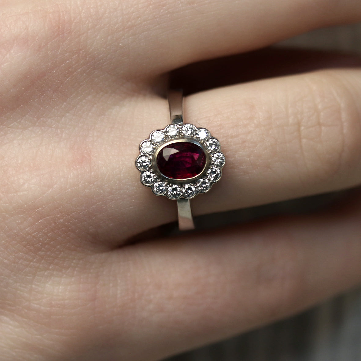 Weißgold Rubinring mit Brillanten