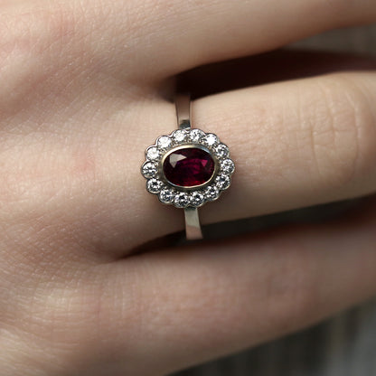 Weißgold Rubinring mit Brillanten