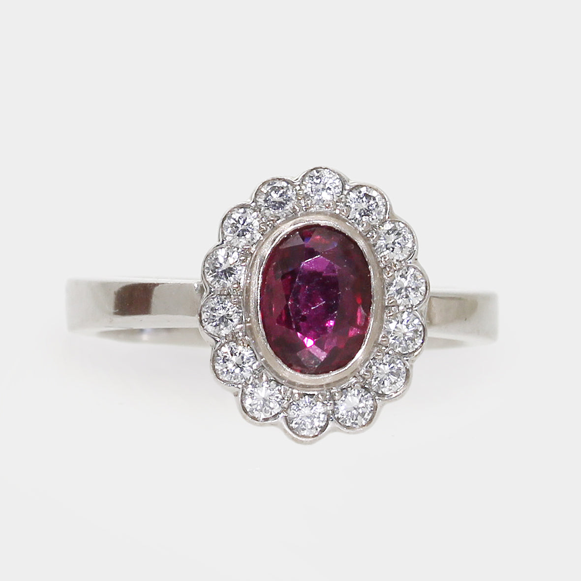Weißgold Rubinring mit Brillanten
