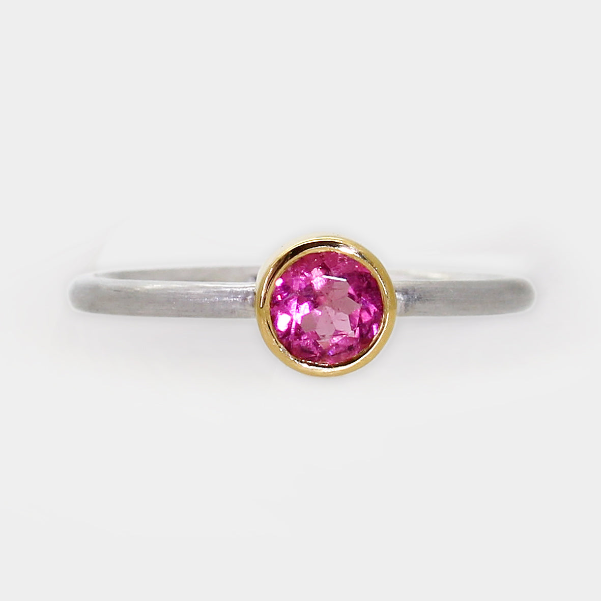 Platin Ring mit Turmalin in Goldfassung