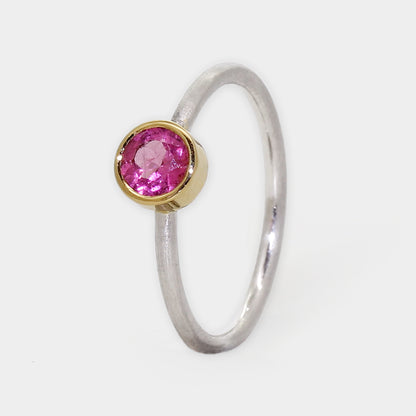 Platin Ring mit Turmalin in Goldfassung