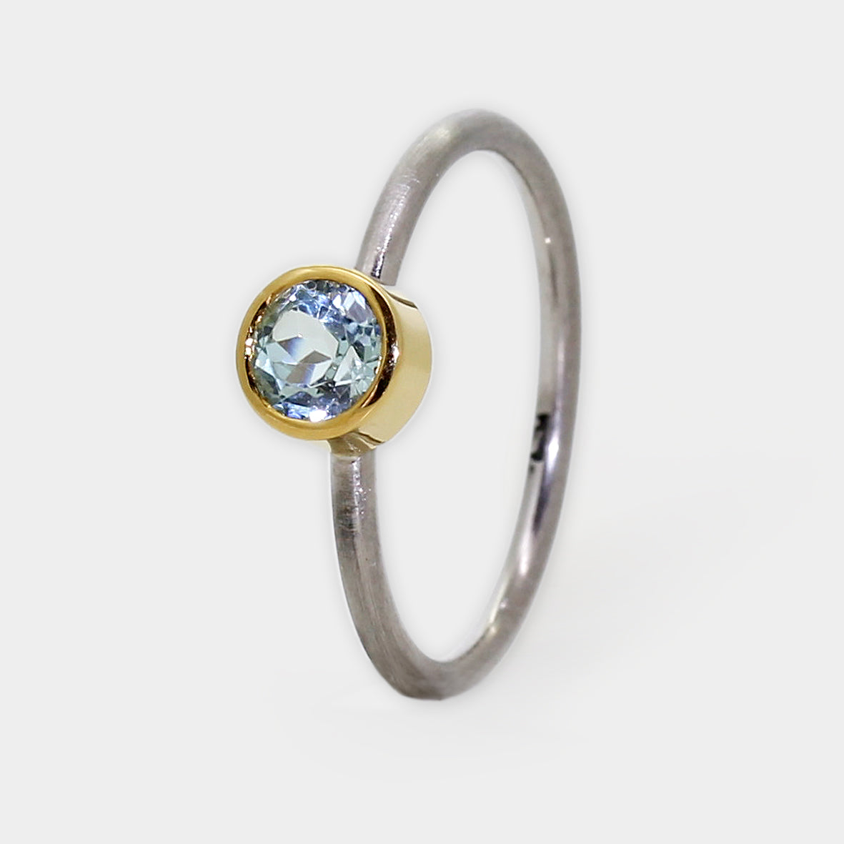 Palladium Ring mit Aquamarin in Goldfassung