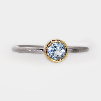 Palladium Ring mit Aquamarin in Goldfassung