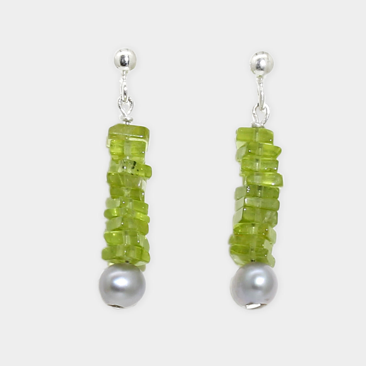 Lange Ohrhänger mit Peridot und Perlen